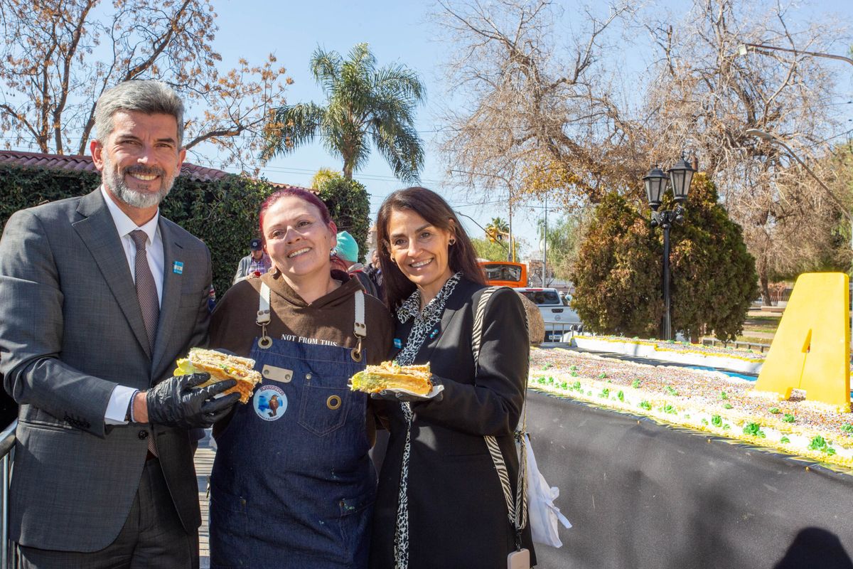El comedor y merendero Horneritos elaboró una torta de cuatro toneladas de peso para compartir con las familias. El comedor y merendero Horneritos elaboró una torta de cuatro toneladas de peso para compartir con las familias.