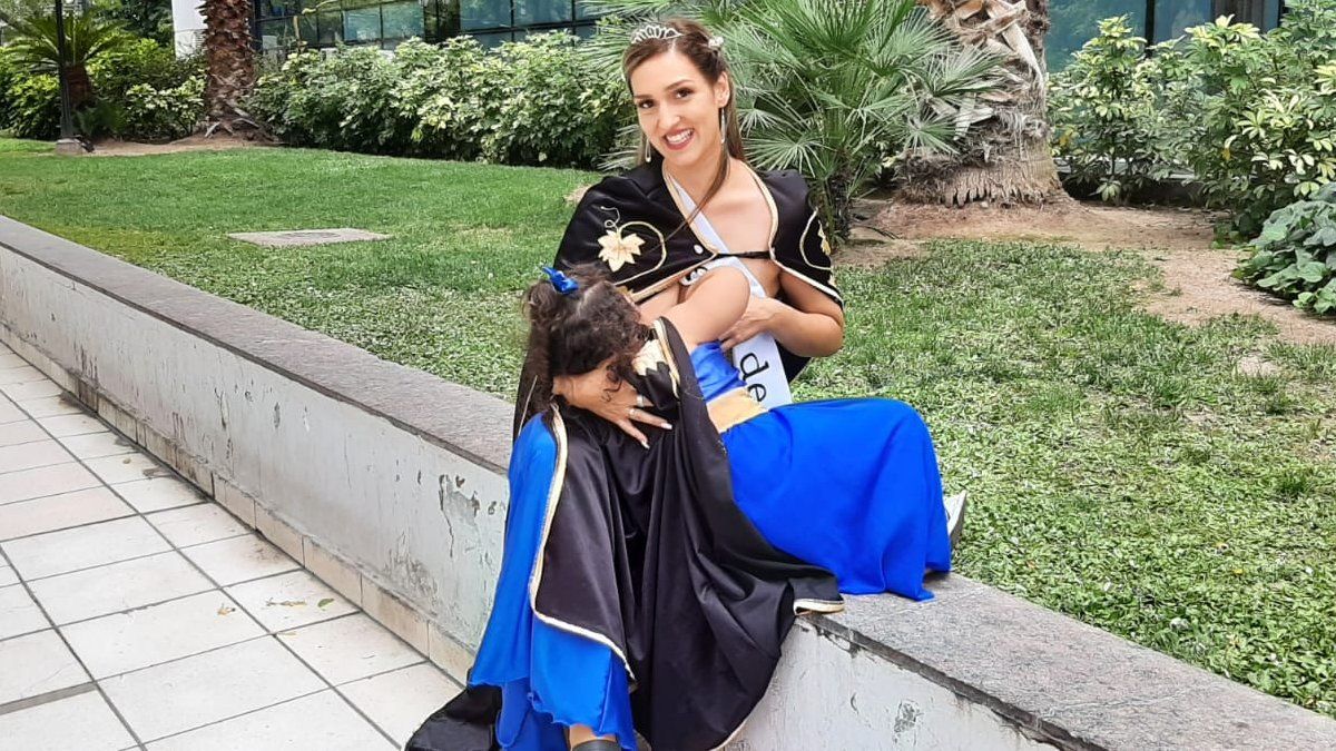 Yamila Juárez, la reina paralela de Puente de Hierro, amamantando a la vera del Carrusel.