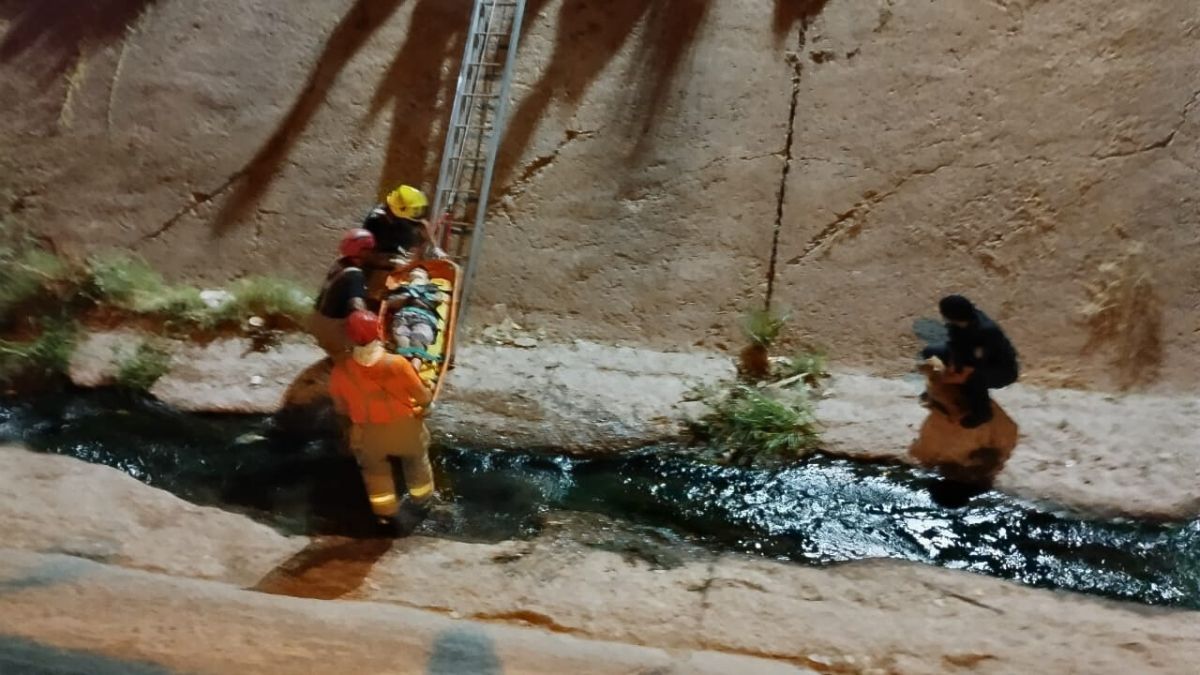 Un niño de 12 años cayó al zanjón de Los Ciruelos y los bomberos lo rescataron. Su mascota estuvo todo el tiempo ladrando a su lado, hasta que fue puesto a salvo.