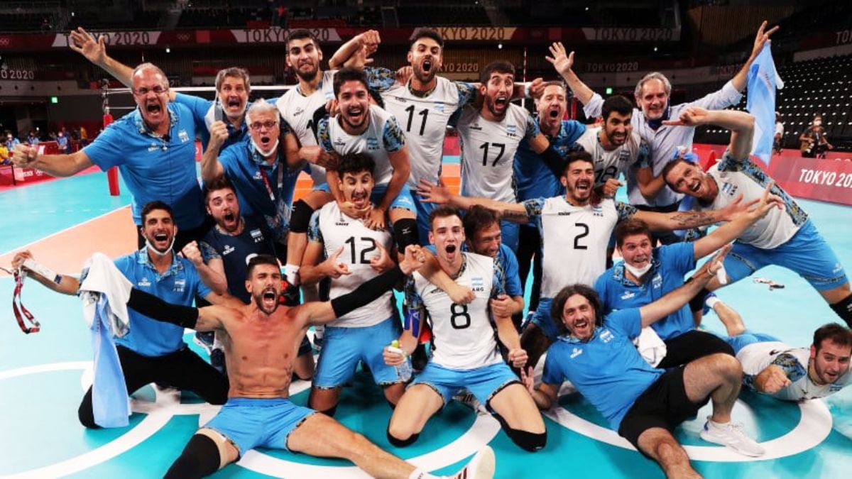 La selección argentina de vóley logró otro histórico bronce (el segundo) en los Juegos Olímpicos de Tokio 2020 de la mano de Marcelo Méndez (arriba a la izquierda) y con el mendocino Agustín Loser (8) como Mejor Bloqueador del torneo. La selección argentina de vóley logró otro histórico bronce (el segundo) en los Juegos Olímpicos de Tokio 2020 de la mano de Marcelo Méndez (arriba a la izquierda) y con el mendocino Agustín Loser (8) como Mejor Bloqueador del torneo.
