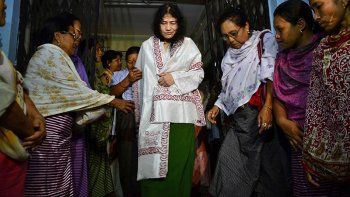 Una activista india dejará su huelga de hambre tras casi 16 años