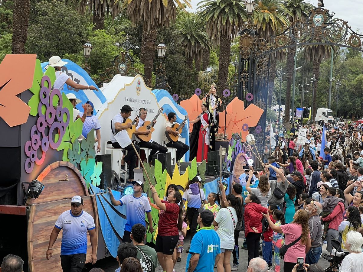 El Carrusel de la Vendimia llena de tradición y folclore las calles de la Ciudad de Mendoza