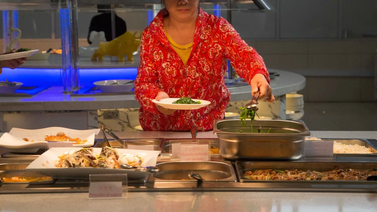 Angurrientos. Cuatro jóvenes fueron multados por comer mucho en un tenedor libre.