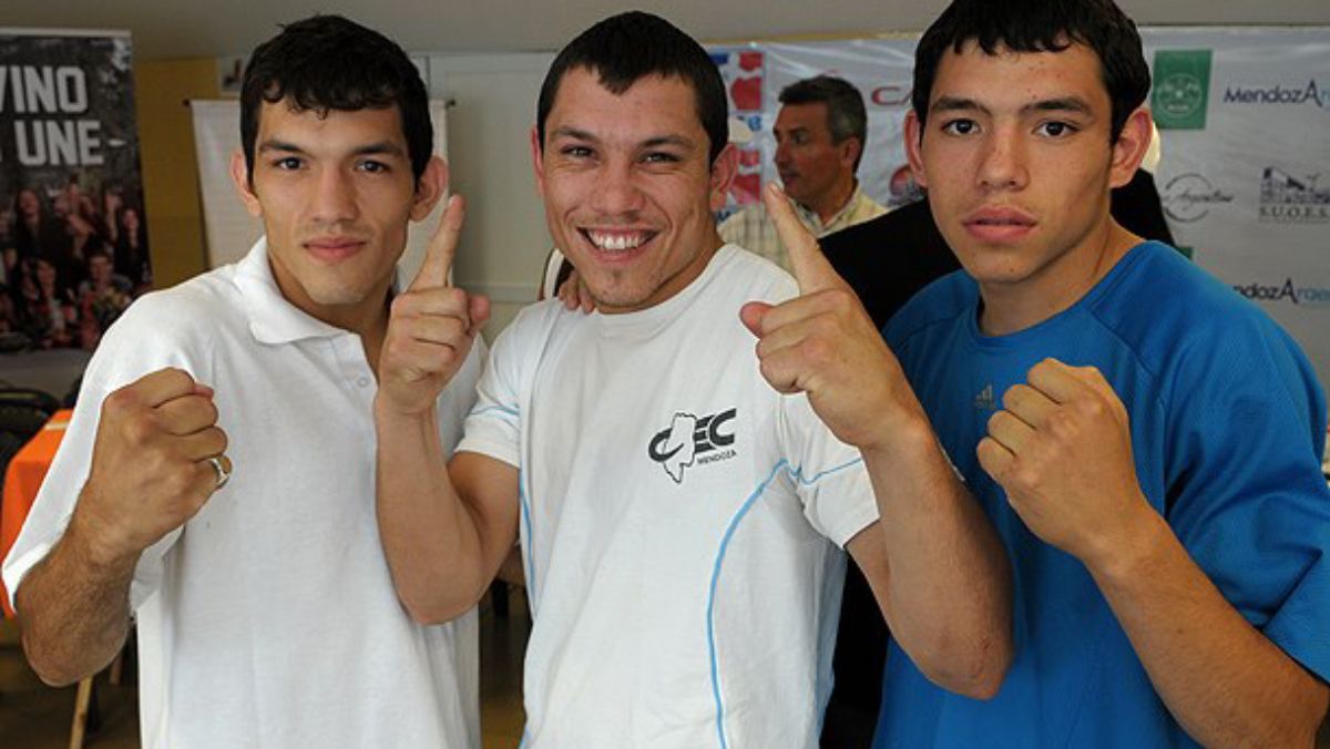 Familia pugilística. Juancito junto a sus hermanos Gumersindo (centro), que ostentó la corona Latina y fue challenger mundialista; y el menor, Manuelito, también profesional. Falta el mayor, Roberto, que se llama como el papá de todos, y fue el que inició una dinastía de buenos boxeadores.