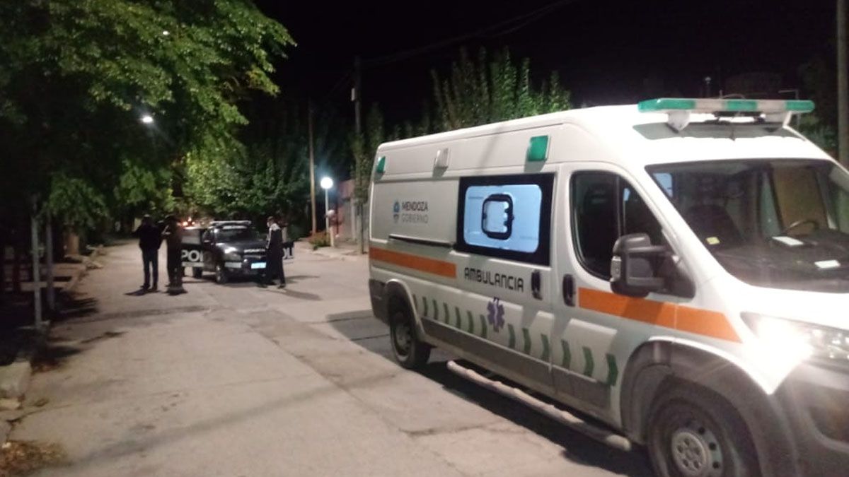 Un hombre se atrincheró en el patio de su casa con un arma de fuego