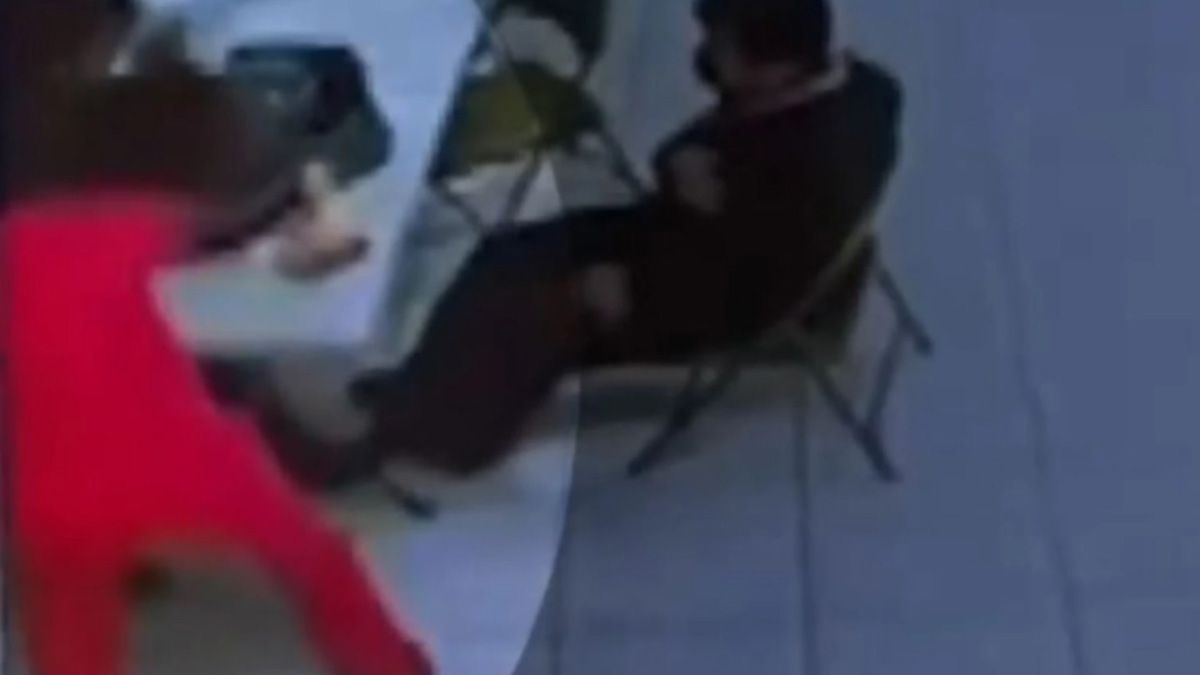 La mujer vestida de rojo atacó al compañero de su hijo con un cinturón provocándole hematomas en un brazo y heridas en el labio
