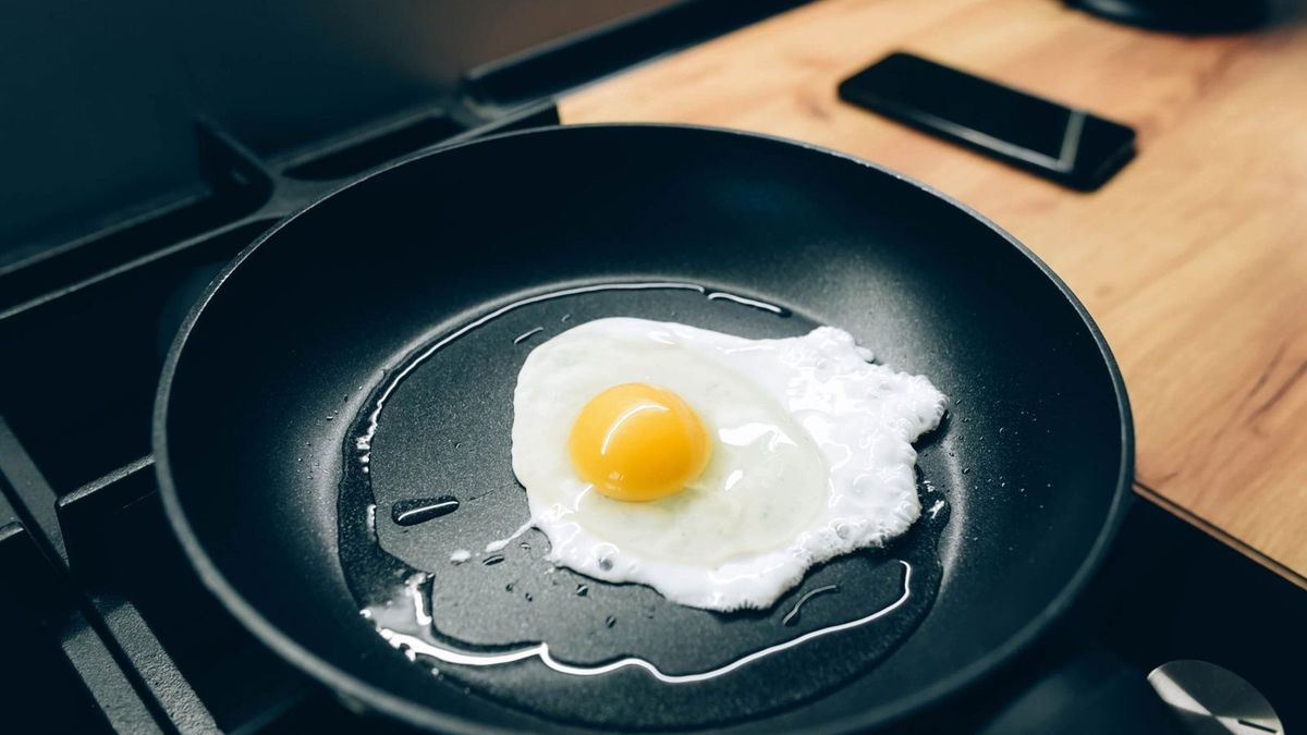 El truco sencillo para reconvertir tu sartén en uno antiadherente y las comidas no se te pegarán. El truco sencillo para reconvertir tu sartén en uno antiadherente y las comidas no se te pegarán.