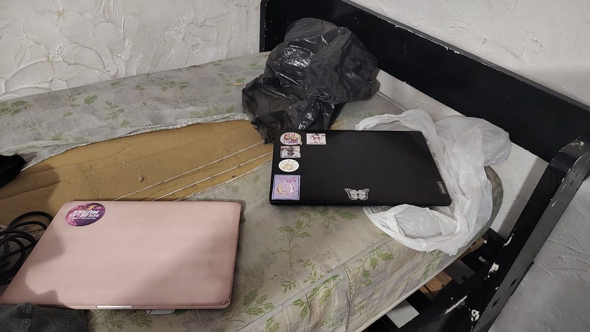 El robo de dos dispositivos a una turista chilena ocurrió en Capital, y la Policía los recuperó en un allanamiento. El robo de dos dispositivos a una turista chilena ocurrió en Capital, y la Policía los recuperó en un allanamiento.