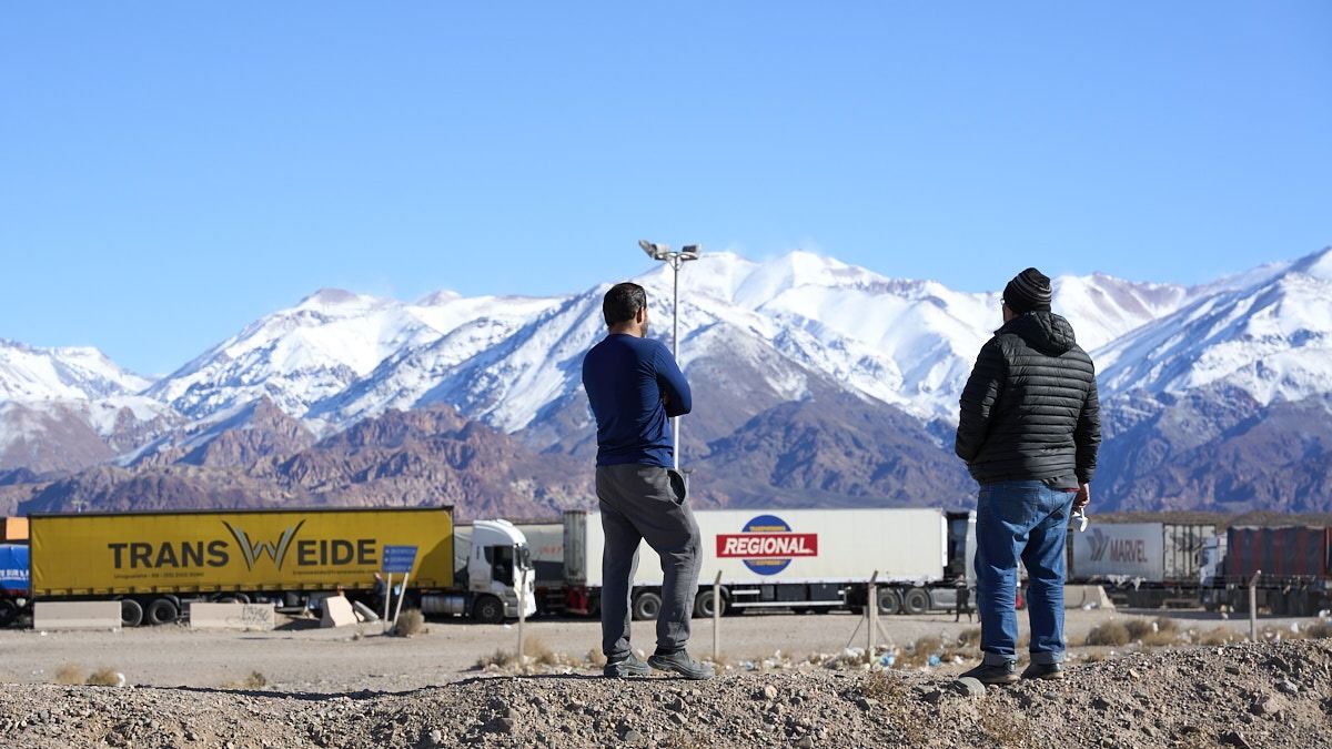 Casi 700 transportistas aguardan la reapertura del paso internacional, aunque para este viernes y sábado se esperan nevadas.