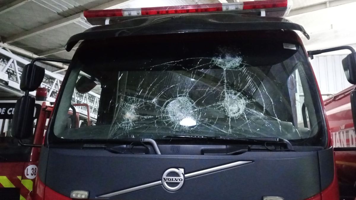 Los piedrazos que le lanzaron a los Bomberos Voluntarios de Lujan destrozó la movilidad e hirió a dos bomberos. Los piedrazos que le lanzaron a los Bomberos Voluntarios de Lujan destrozó la movilidad e hirió a dos bomberos.