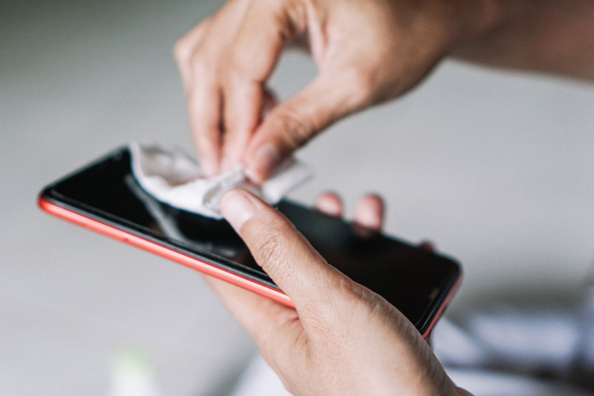 Presta atención: este es el elemento que no debes usar para limpiar la pantalla de tu celular Presta atención: este es el elemento que no debes usar para limpiar la pantalla de tu celular