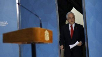Piñera les pidió la renuncia a todos sus ministros y levantó el toque de queda
