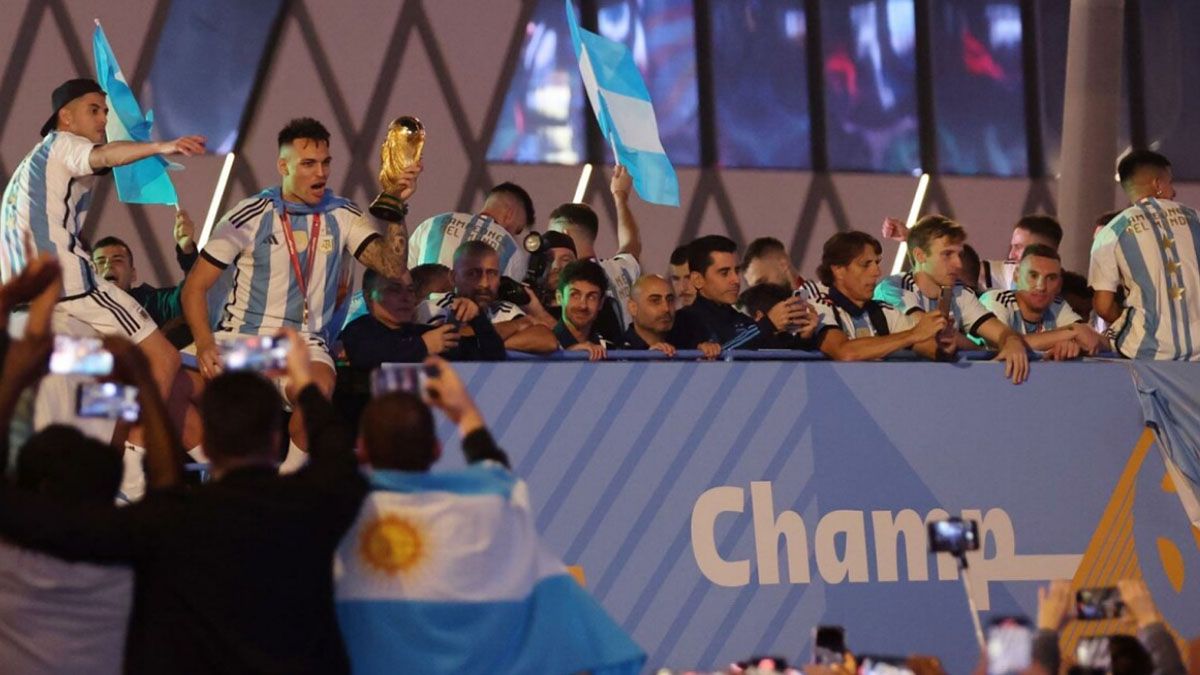 La Selección argentina celebró con los hinchas que fueron a Doha tras la final con Francia