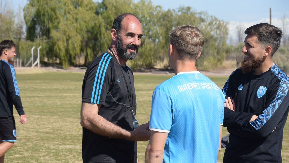 El preparador físico Adrián Rodríguez habla con los jugadores. El preparador físico Adrián Rodríguez habla con los jugadores.