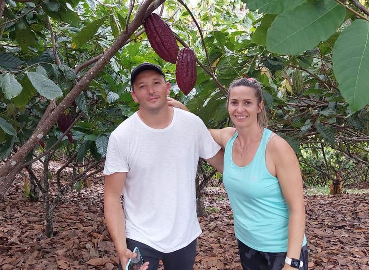 Carlos Pinto y Rosario Lo Prestti son los fundadores de Goüher Chocolates. Aquí, seleccionando el cacao para elaborar, en Colombia.