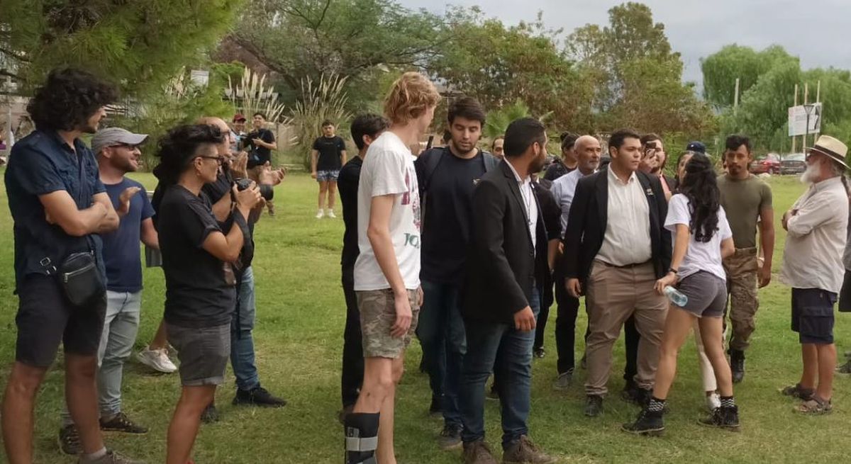 Un grupo de manifestantes le salió al cruce a Juan José Gómez Centurión, protegido por custodios. De todos modos no hubo incidentes.