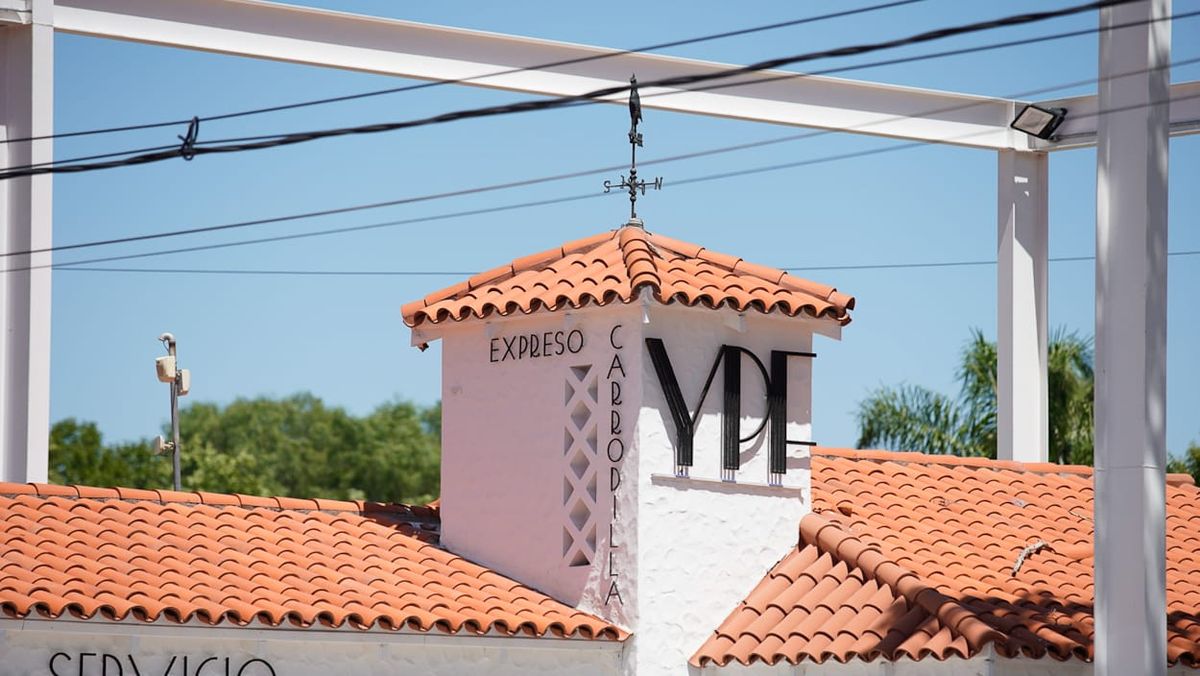 En la cúpula de la estación de servicio, con reminiscencias neocoloniales, aún se lee el nombre de la empresa que la construyó. En la cúpula de la estación de servicio, con reminiscencias neocoloniales, aún se lee el nombre de la empresa que la construyó.