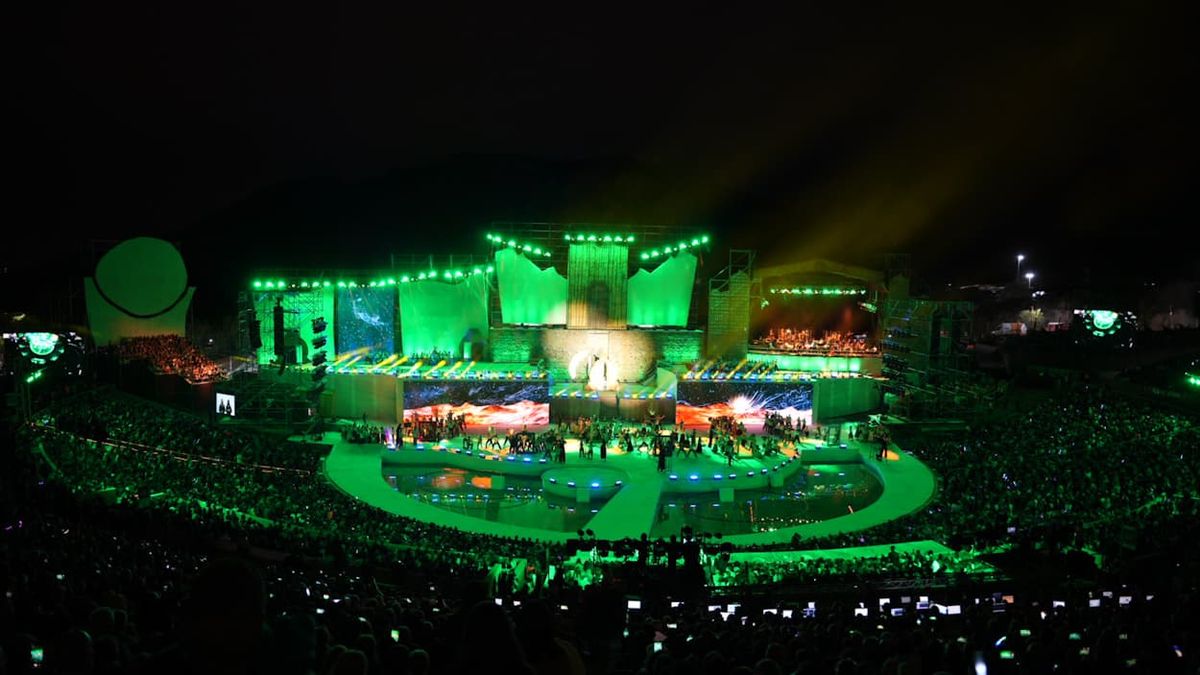 Una imagen general del teatro griego a pleno. Una imagen general del teatro griego a pleno.