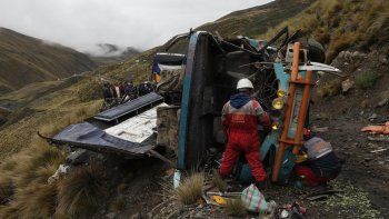 Video: Al menos 15 muertos al caer un micro por un barranco en Bolivia