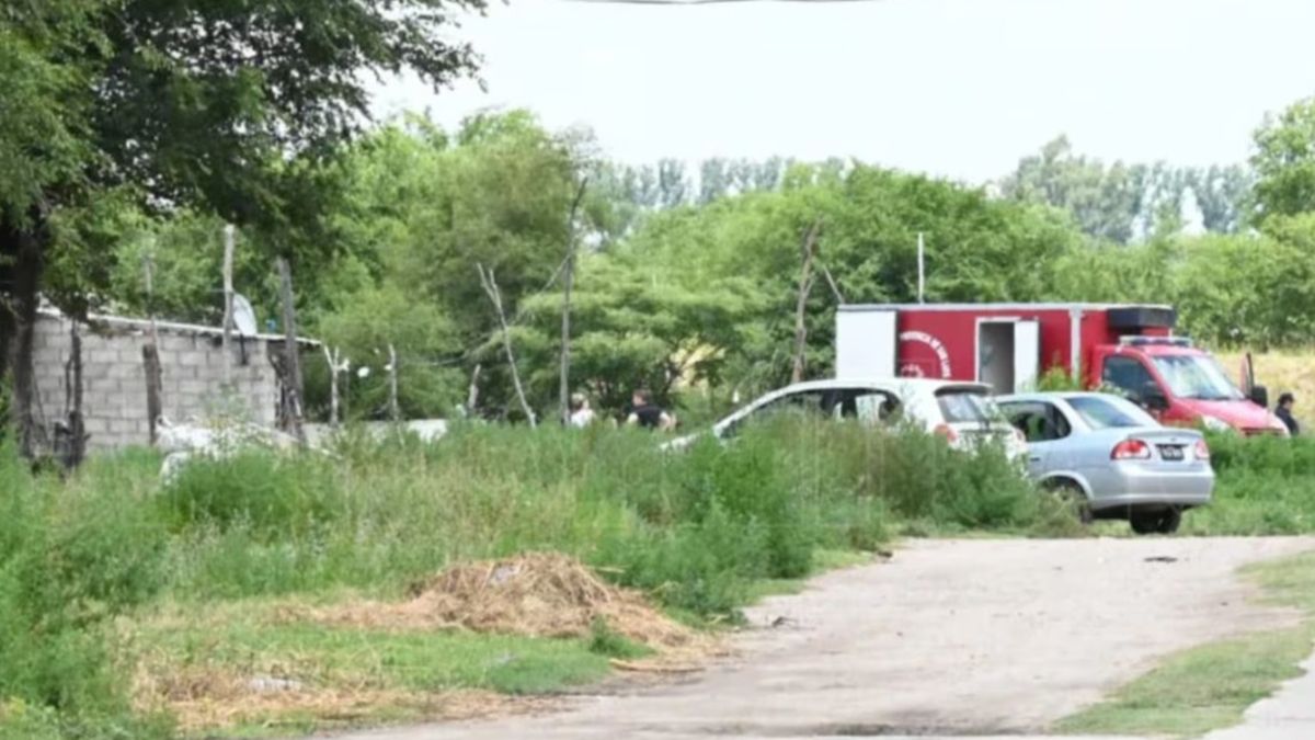 En un violento hecho, una mujer y su hija de 13 años fueron asesinadas a puñaladas en su casa y buscan a una pareja.