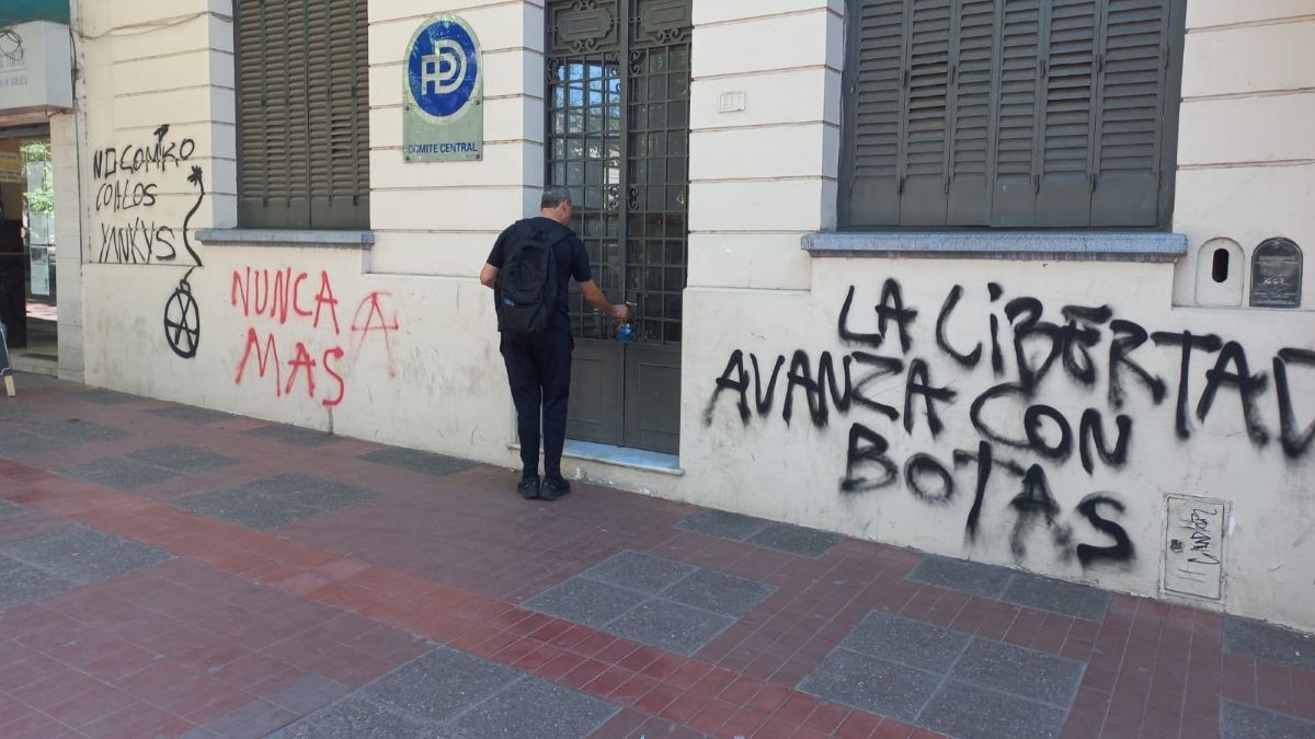 Las pintadas en la sede del PD.&nbsp;