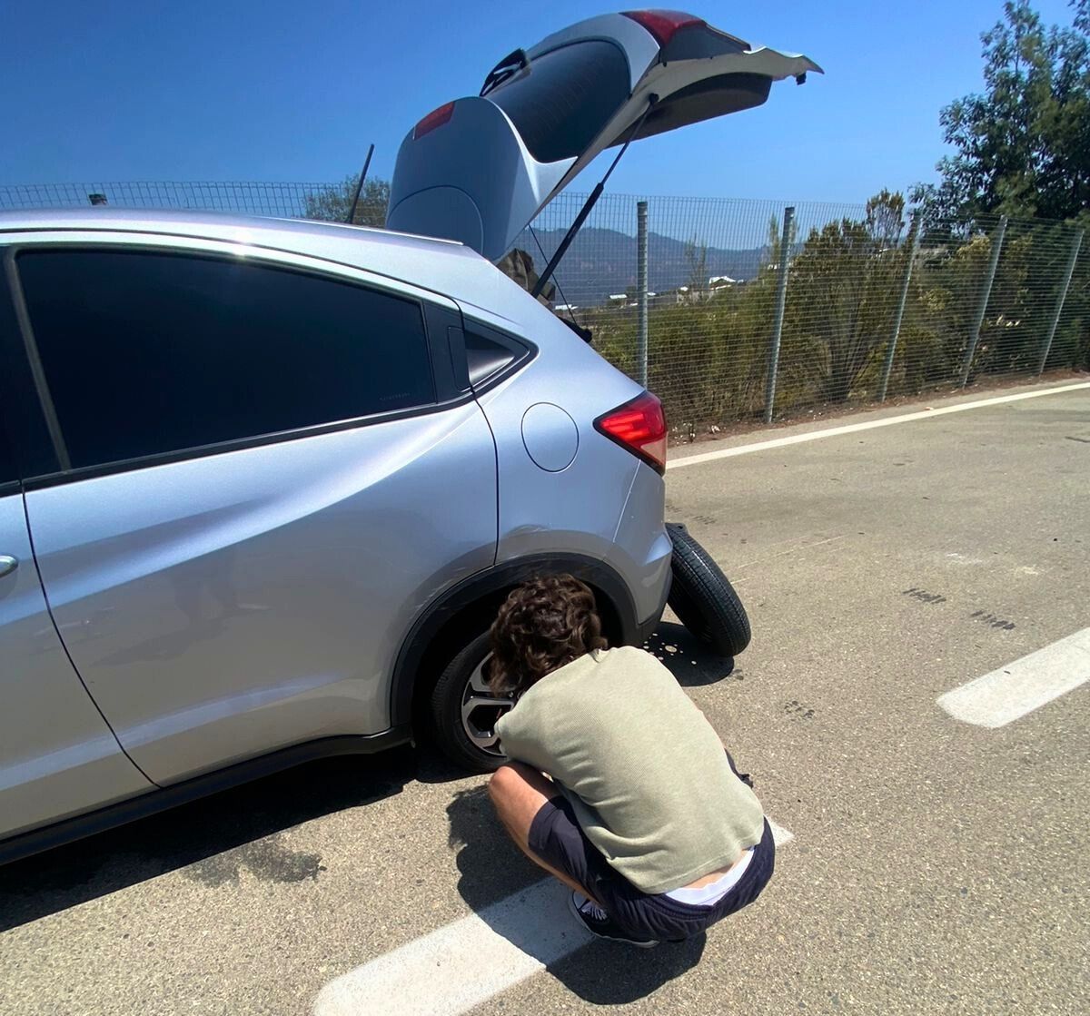 Lisando, hijo de Silvina, cambiando el neumático cuando el peligro ya había pasado.