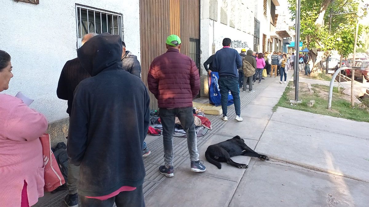 Filas de más de tres cuadras hubo en algunas sucursales de ANSES en Mendoza para inscribirse en el bono de Refuerzo Alimentario.