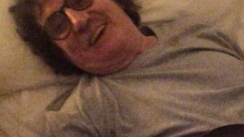 Charly está feliz y toca la guitarra en la clínica