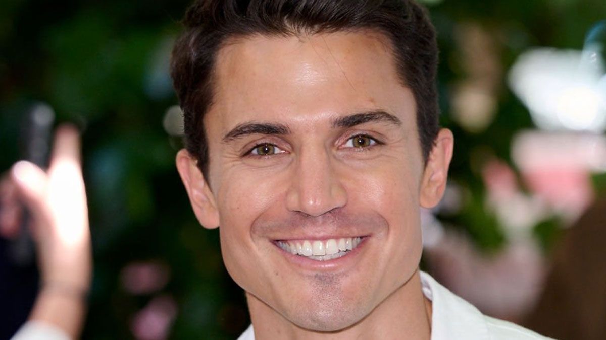 El actor Alex González interpreta a Leo en la película de Netflix.