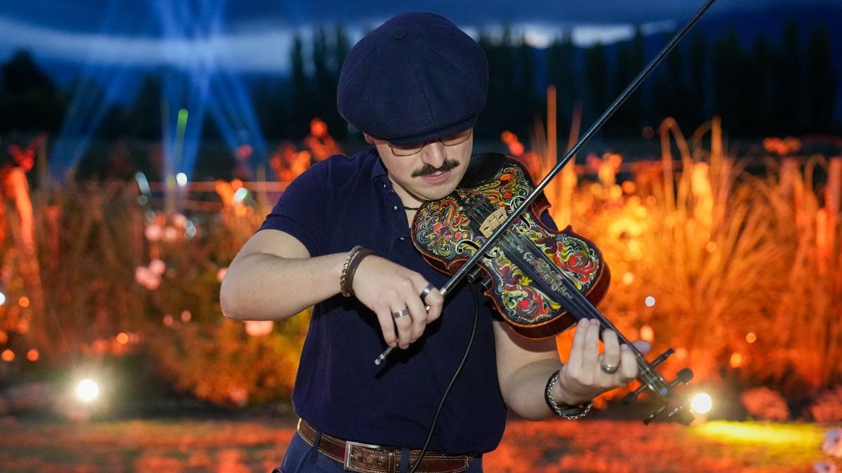 El violinista Ccesco (Fran Delgado) se lució en sus intervenciones musicales con versiones eléctricas de canciones populares. El violinista Ccesco (Fran Delgado) se lució en sus intervenciones musicales con versiones eléctricas de canciones populares.