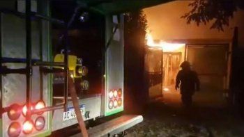 Un hombre golpeó y mordió a su ex y luego incendió su casa