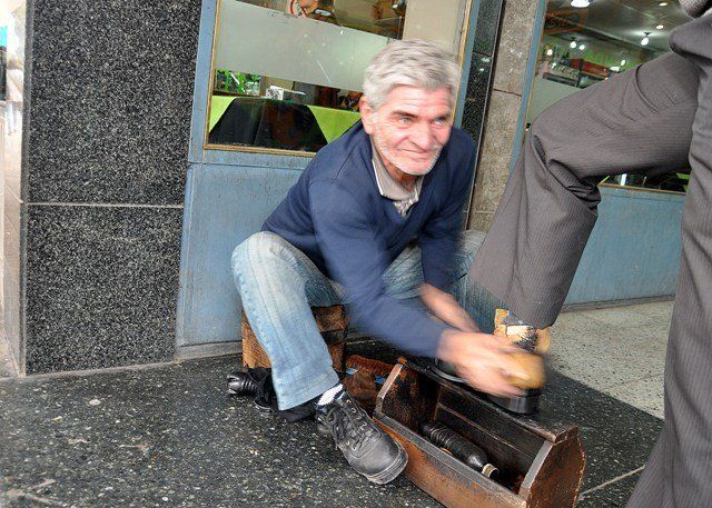Más de cuatro décadas en el oficio de sacarle brillo a los zapatos
