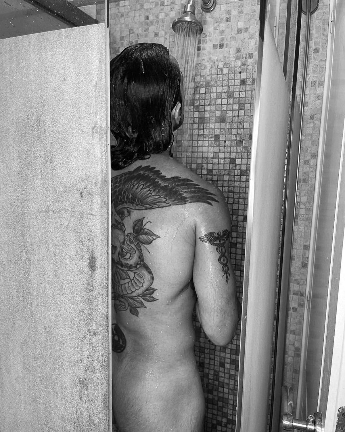 Tambi&eacute;n pos&oacute; de espaldas a la c&aacute;mara. &iquest;Se sac&oacute; la foto &eacute;l mismo o tuvo fot&oacute;graf@?