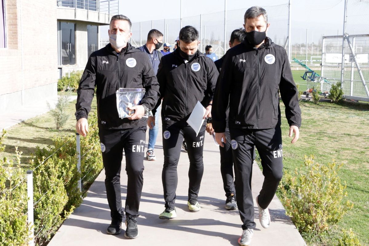 Diego Flores y sus colaboradores llegaron temprano al predio de Godoy Cruz.