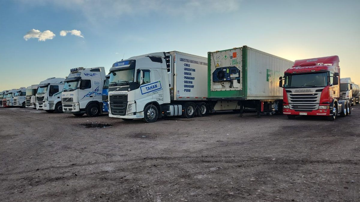 Son 3.000 los camiones varados en Mendoza luego de 12 días del cierre del Paso Cristo Redentor. Son 3.000 los camiones varados en Mendoza luego de 12 días del cierre del Paso Cristo Redentor.