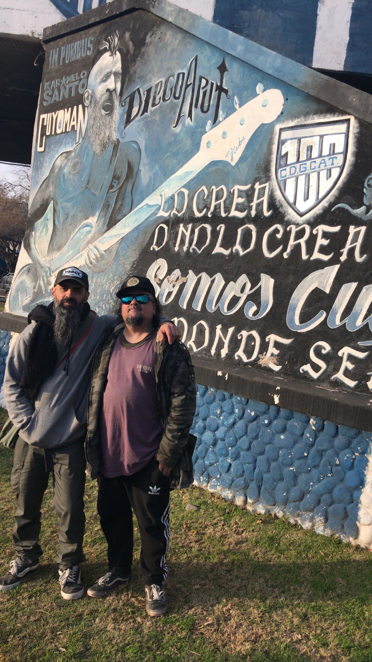 Diego Aput junto al mural en su honor, y con el Piro, compañero de Cuyoman. Diego Aput junto al mural en su honor, y con el Piro, compañero de Cuyoman.