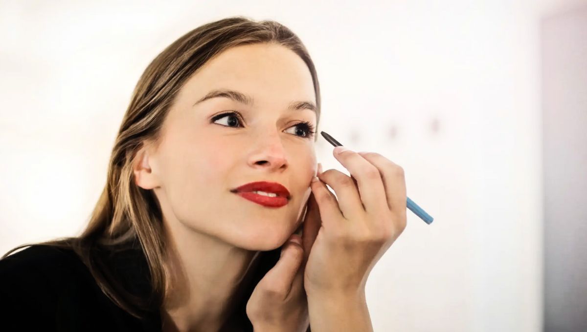 El error más común que cometen las mujeres al maquillarse los ojos: envejece la mirada