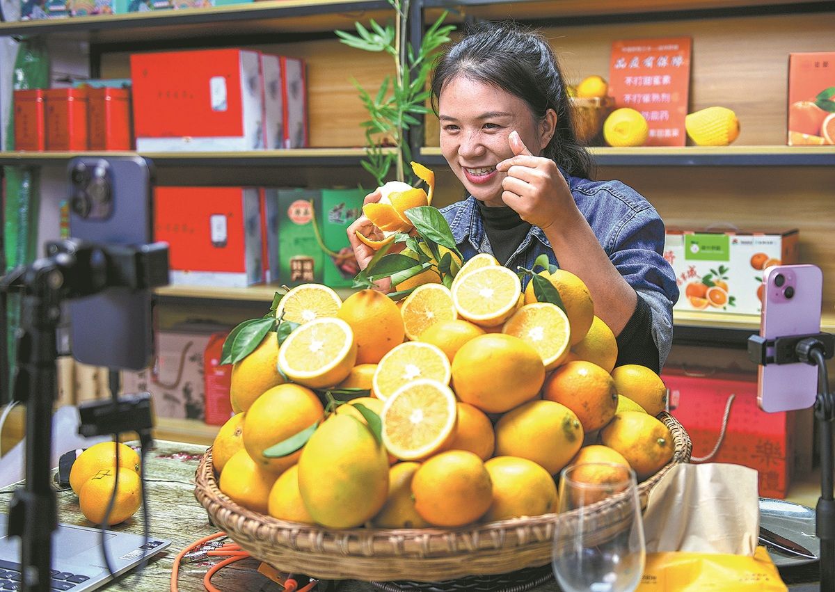 Una vendedora ofrece naranjas a través de una transmisión en vivo en Yongzhou, provincia de Hunan, el 4 de noviembre. JIANG KEQING / PARA CHINA DAILY.