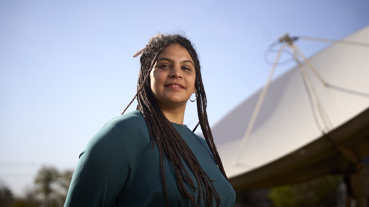 Desde sus 13 años Elizabeth supo que quería ser meteoróloga luego que el Huracán Dennis destruyera casi todo su pueblo en Cuba. Desde sus 13 años Elizabeth supo que quería ser meteoróloga luego que el Huracán Dennis destruyera casi todo su pueblo en Cuba.