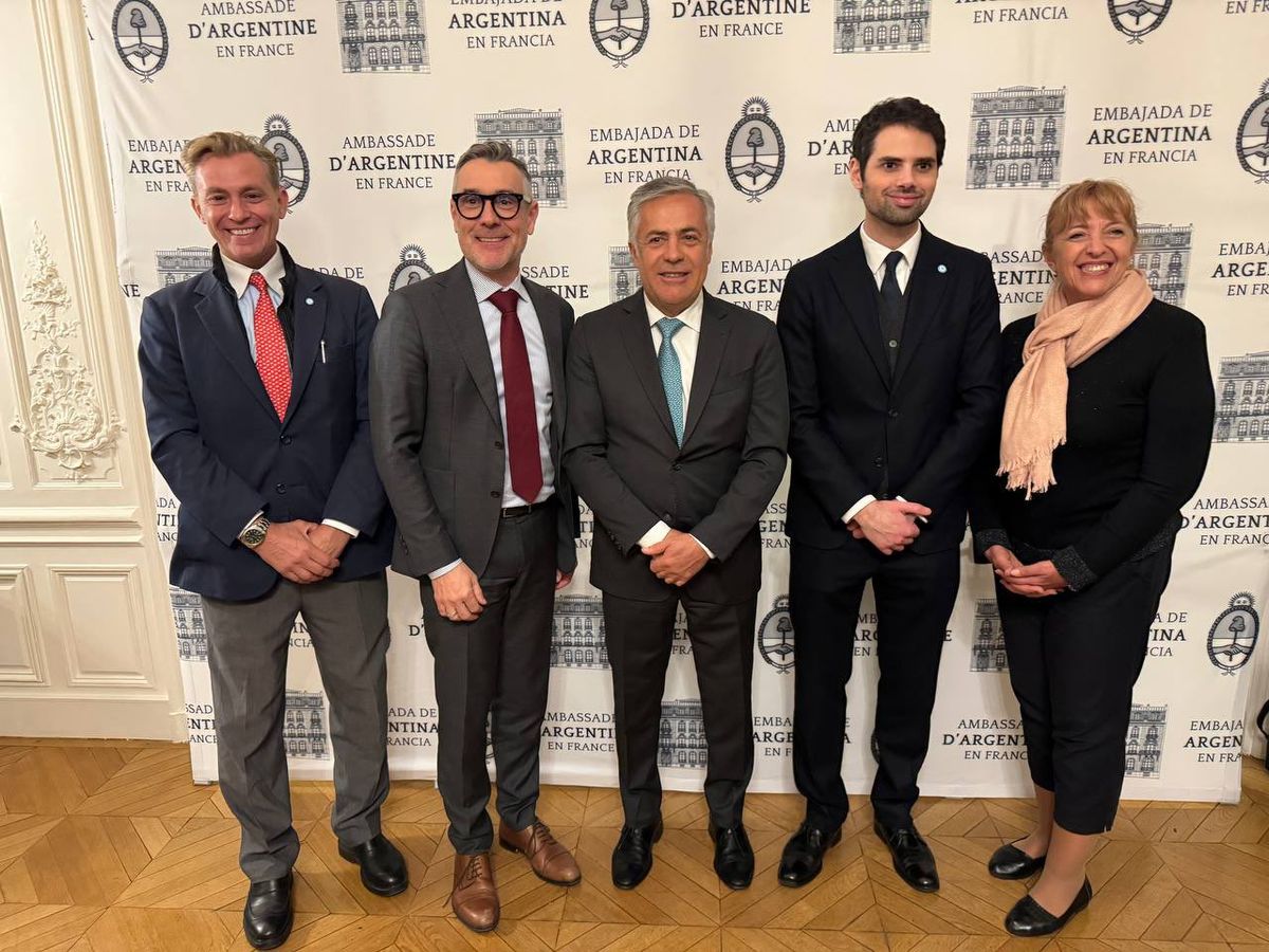 En el Embajada Argentina en Francia, Alfredo Cornejo y Patricia Giménez participaron de una velada de promoción del vino. En el Embajada Argentina en Francia, Alfredo Cornejo y Patricia Giménez participaron de una velada de promoción del vino.