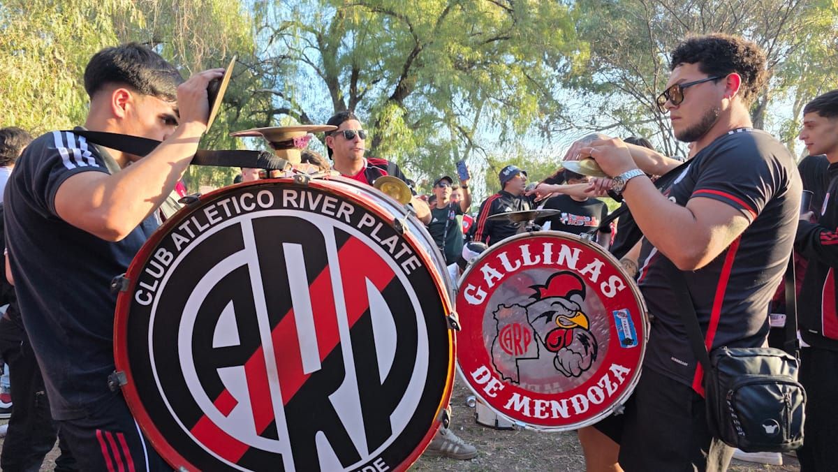 Los hinchas de River y Unión coparon el Parque General San Martín.