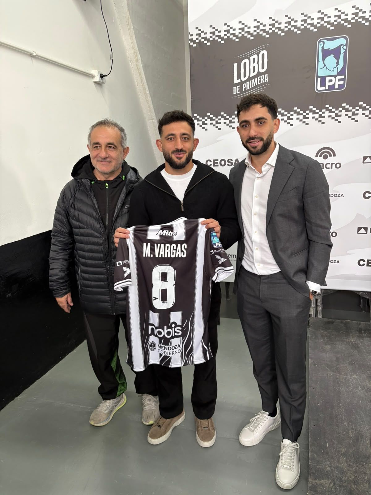 El Monito Vargas, con su pap&aacute; Omar Francisco y su hermano, en su presentaci&oacute;n como jugador de Gimnasia y Esgrima.&nbsp;
