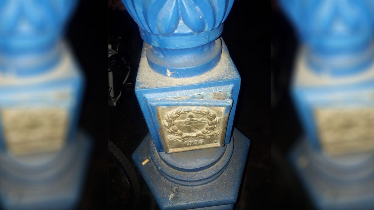 Los dos hombres de 37 y 39 años habían arrancado ocho placas de bronce de las farolas de la plaza Independencia, de Capital. Los dos hombres de 37 y 39 años habían arrancado ocho placas de bronce de las farolas de la plaza Independencia, de Capital.