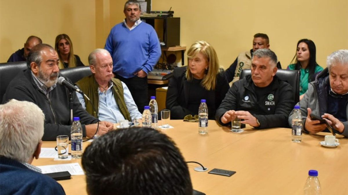 Héctor Daer, del gremio de la Sanidad, en la punta de la mesa de la reunión de la CGT por el atentado a Cristina Kirchner.