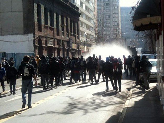 Grupos de encapuchados se enfrentaron con Carabineros en la marcha de estudiantes en Chile