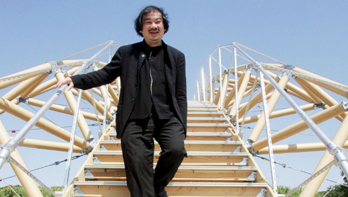 Es conocido mundialmente como “el arquitecto de las emergencias” porque diseñó refugios temporales, casas, iglesias y escuelas utilizando tubos de cartón reciclado. Es conocido mundialmente como “el arquitecto de las emergencias” porque diseñó refugios temporales, casas, iglesias y escuelas utilizando tubos de cartón reciclado.