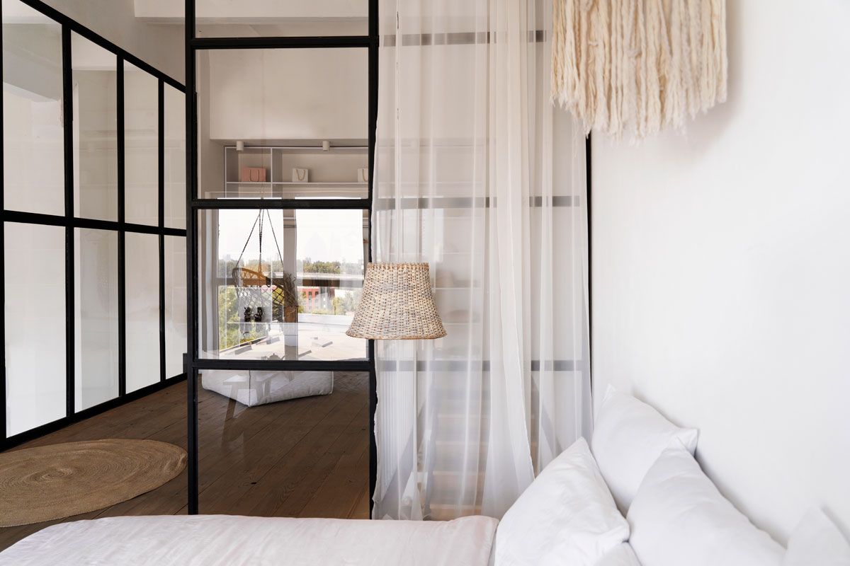 Utilizar ambientes sin paredes f&iacute;sicas, generan amplitud y mayores posibilidades de ingreso de luz natural. Cr&eacute;dito: Freepik.