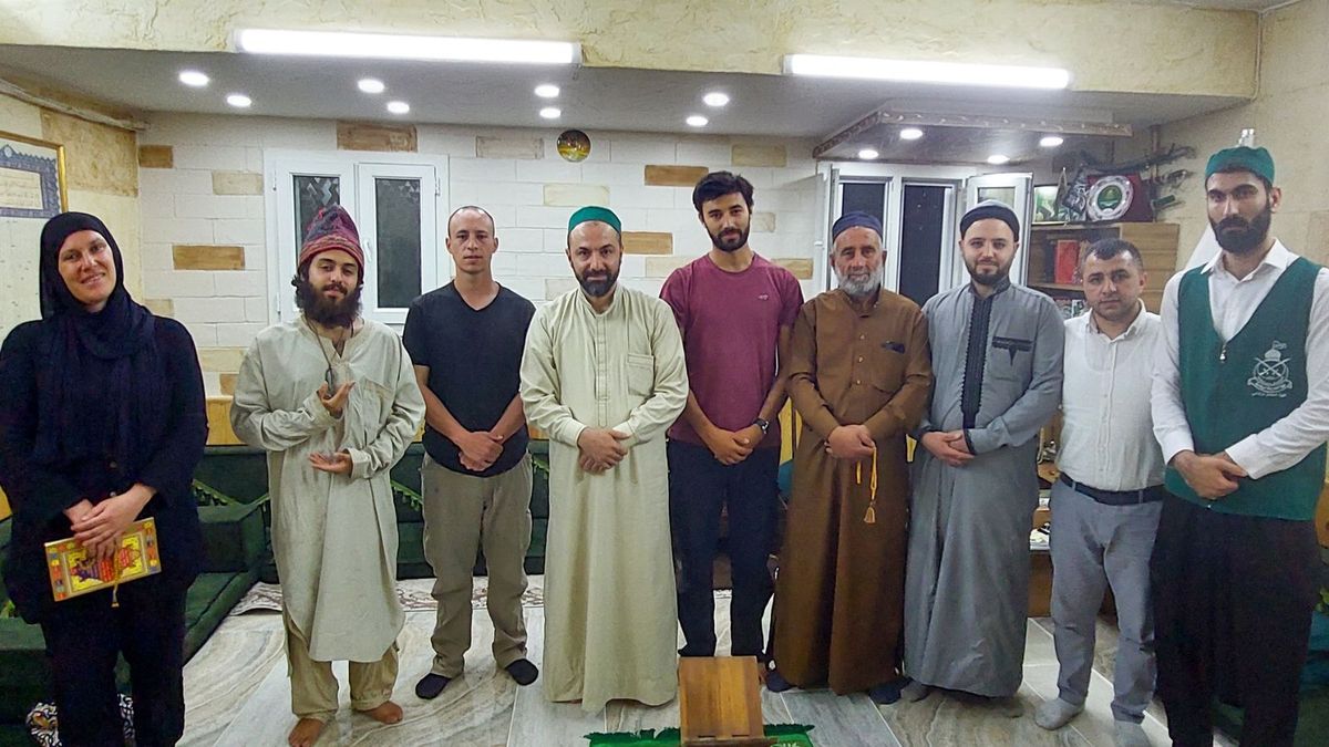 Bustelo, quinto desde la izquierda, con líderes sufíes en Urfa. Bustelo, quinto desde la izquierda, con líderes sufíes en Urfa.