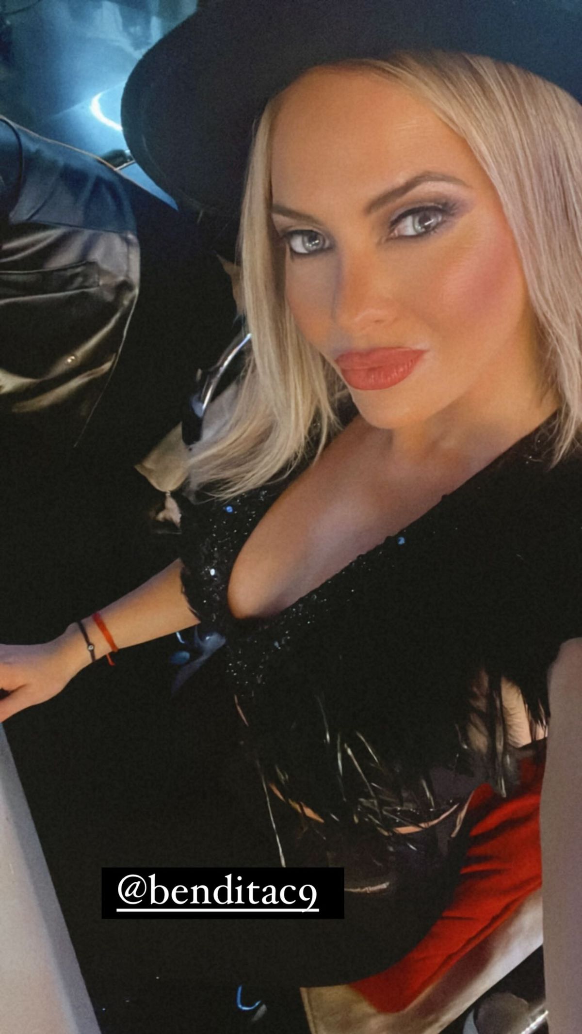 Alejandra Maglietti es la nueva reina del cowboy: escotazo XL, plumas y más.