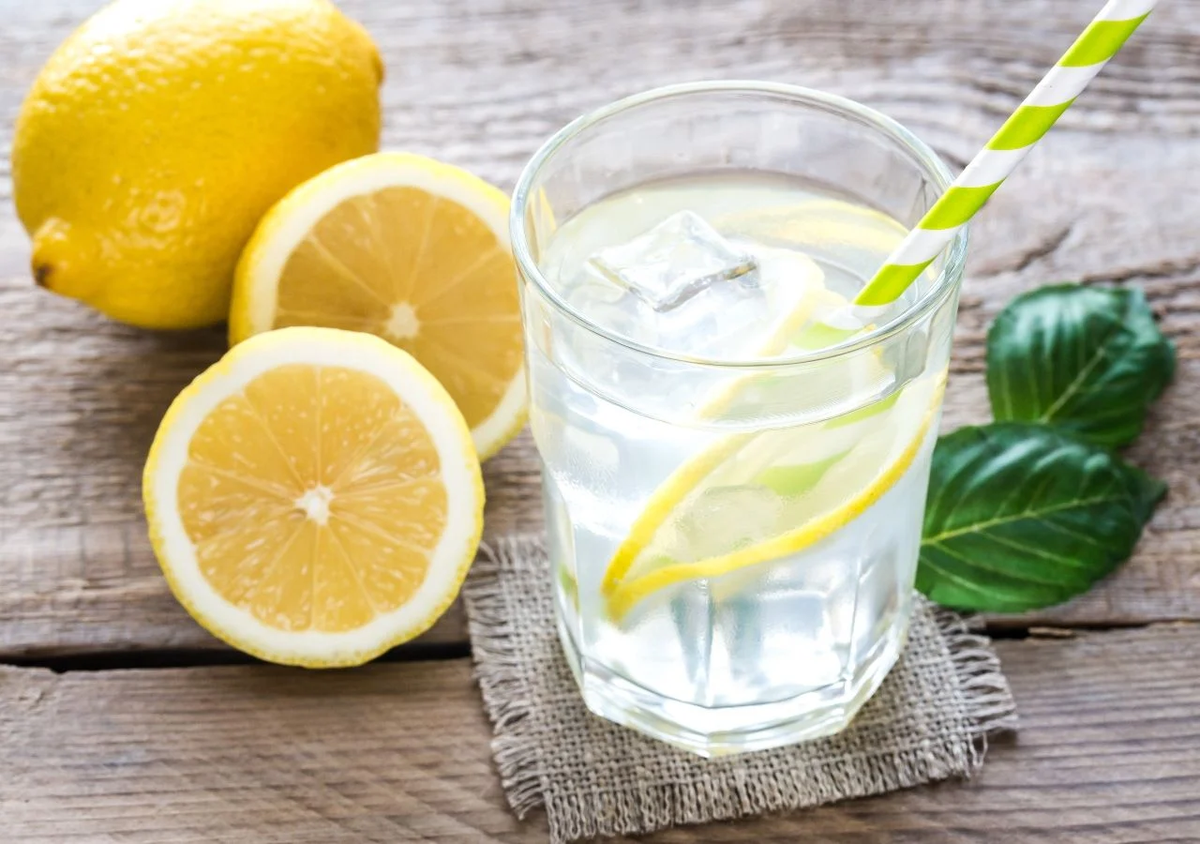 Beber agua con limón en ayunas tiene excelentes beneficios